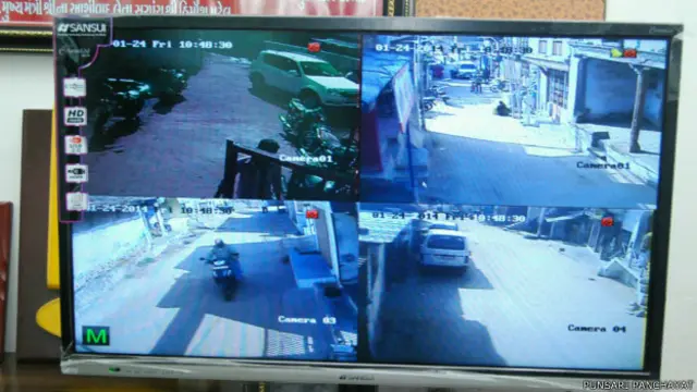 گاؤں میں سی سی ٹی وی کیمرے لگے ہیں جس سے سرپنچ گاؤں کی سرگرمیوں پر نظر رکھتے ہیں