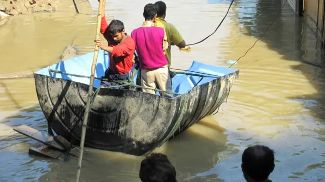 जिन इलाक़ों में आपदा प्रबंधन या सेना की टीम नहीं पहुंच पाई है वहां लोग जान बचाने के लिए तरह तरह की तरकीबें इस्तेमाल कर रहे हैं. लोग अपनी पानी की टंकियों को काट कर ही उसे नाव की तरह इस्तेमाल कर रहे हैं. 