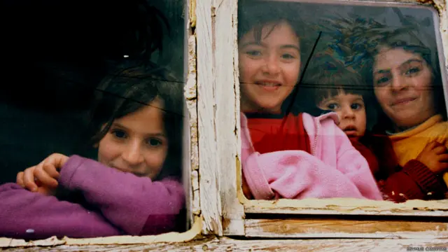 Şeyhmus Çakırtaş : Mezopotamya'da çocuklar, çocuk ablalarıyla birlikte büyür. Anneleri ev işlerinde, tarlada çalışırken onlar oyun arasında kardeşlerine bakar, soğuk günlerde buğulanan camdan dışarıyı izler ve kardeşleriyle büyürler küçük ve büyük çocuklar.
