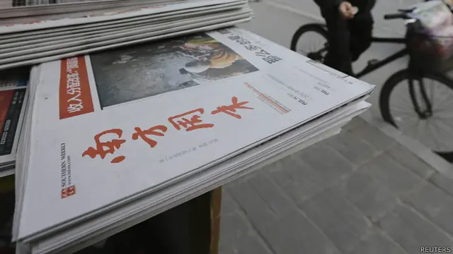 北京某报摊的一叠《南方周末》（10/1/2013）