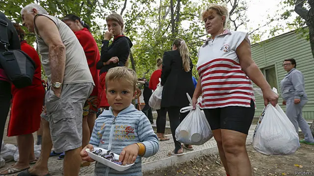 Familias recibiendo ayuda humanitaria en Mariupol.
