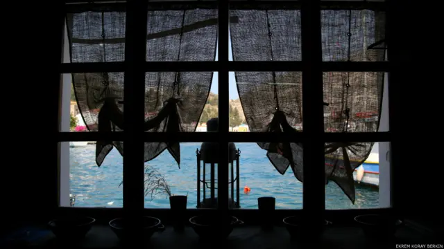 Ekrem Koray Berkin'den "Meis adasında eski bir rum evinin penceresi" 