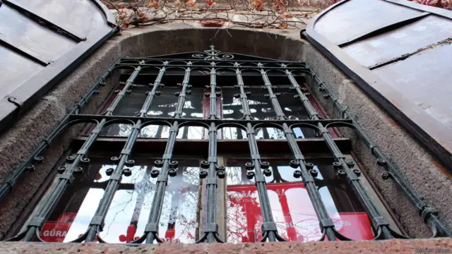 Mehmet Bilber: Mevsim sonbahar.Ankara Kalesi yakınlarında eski bir evin penceresi. Ankara gibi kederli, Ankara gibi kasvetli, Ankara gibi tanıdık.