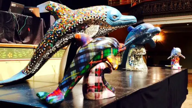 在拍卖前，这些被广为拍照的海豚雕像分布在阿伯丁的公园、购物中心、博物馆里和海滩上。