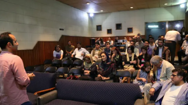 نوید محمودی تهیه کننده فیلم بعد از نمایش فیلمش به سوال‌های تماشاچیان افغان پاسخ داد