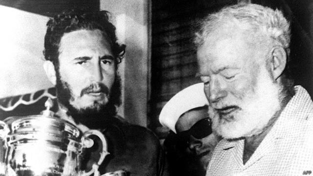 Ernest Hemingway junto a Fidel Castro