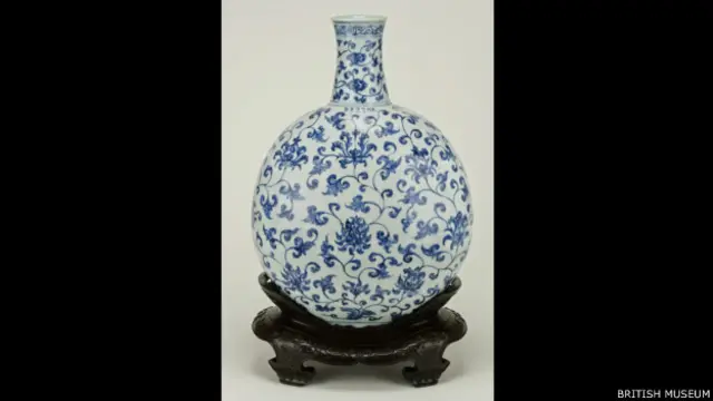 這件明宣德年間製造的青花纏枝蓮紋扁瓶,正在英國各地巡迴展出。