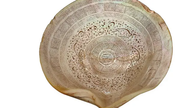 قطعة من الصدف نقش عليها آيات قرآنية تم صنعها في القرن 17 في هندوستان ( باكستان والهند حاليا)