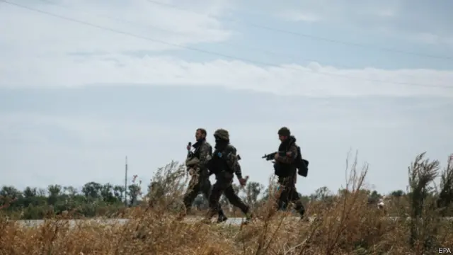 سربازان اوکراینی در حال گشت‌زنی در محدوده تحت کنترل خود در شرق کشور