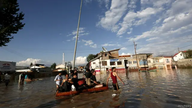 کشمیر کا سیلاب بطور خاص جہلم اور چناب کی وجہ سے تھا جس میں 450 سے زیادہ افراد ہلاک ہو چکے ہیں
