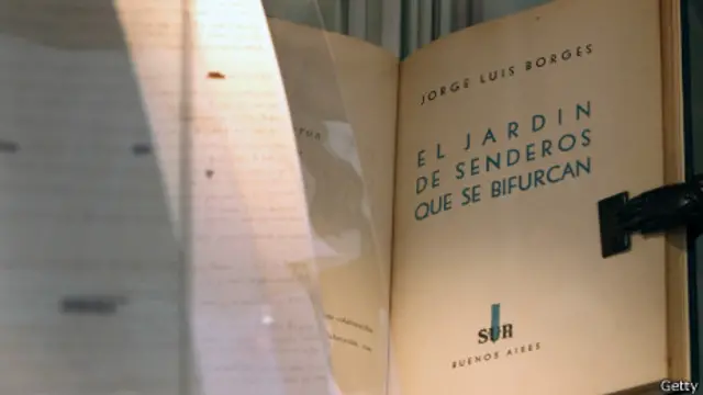 Libro de Borges exhibido en una feria de anticuarios en 2010