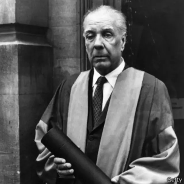 Jorge Luis Borges recibiendo su diploma de doctorado en Oxrford, en 1970