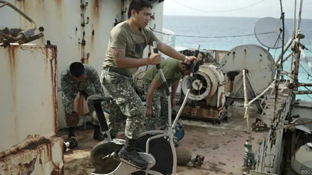 Los marines filipinos del Sierra Madre luchan para mantener la moral alta.