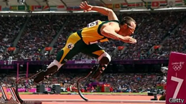 اسکار پیستوریوس با استفاده از پروتزهایی از جنس الیاف کربن در المپیک ۲۰۰۴ آتن در رقابتهای دو و میدانی پارالمپیک شرکت کرد و در سه رشته ۱۰۰، ۲۰۰ و ۴۰۰ متر رکورد دار جهان است