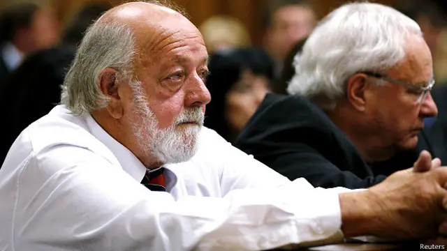 फ़ैसला सुनाए जाने के दौरान शुक्रवार को अदालत में मौज़ूद रीवा स्टीनकैंप के पिता