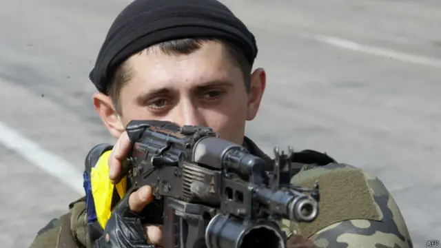 Soldado ucraniano defendiendo puesto de control. 