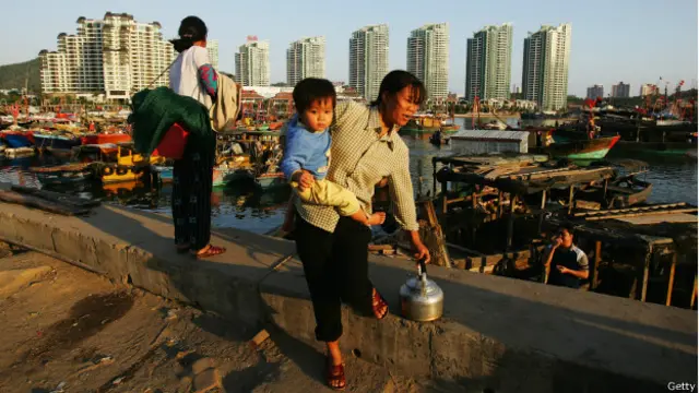 Mujer china con niño.
