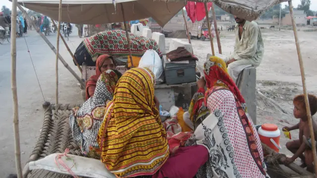 چارواکي وايي پوځ د تیارسی په حال کې دی او د سیند په غاړه اوسیدونکي خلک خوندي ځایونو ته لېږدول کېږي.