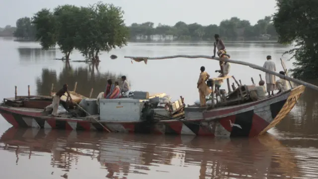 له سیلاب ځپلو سیمو نه د کسانو د ایستلو پرمهال هم ځینې پېښنې رامنځ ته شوې دي.