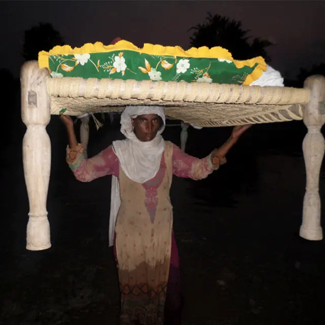 له جهنګ نه د سرګودې په لور غځیدلی سړک اوبو وړی او شاخوا سیمو کې ګڼ شمېر کلي تر اوبو لاندې شوي دي. که څه هم ګڼ شمېر کسان له سیلاب ځپلو سیمو ایستل شوي خو لا هم ګڼ شمېر کسان په سیلاب ځپلو سیمو کې ایسار پاتې دي.