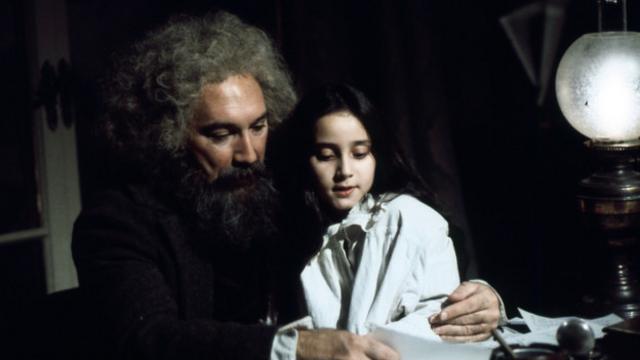 Marx và con gái trong một bộ phim về cuộc đời ông