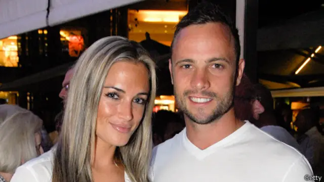 Oscar Pistorius junto a su novia, Reeva Steenkamp