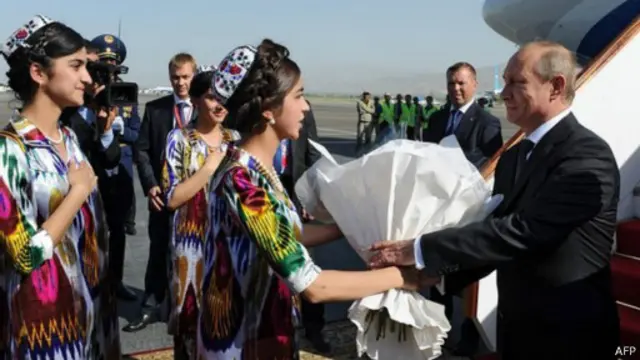 استقبال از ولادیمیر پوتین در فرودگاه که برای نشست سران سازمان همکاریهای شانگهای به دوشنبه رفته است