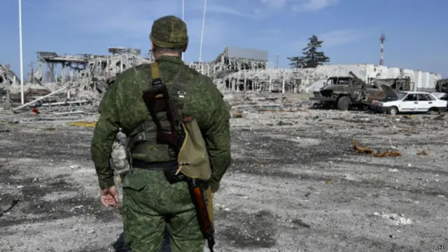 یک شبه‌نظامی جدایی‌طلب هوادار روسیه در جایی که پیش از این، فرودگاه بین‌المللی لوهانسک در شرق اوکراین بود