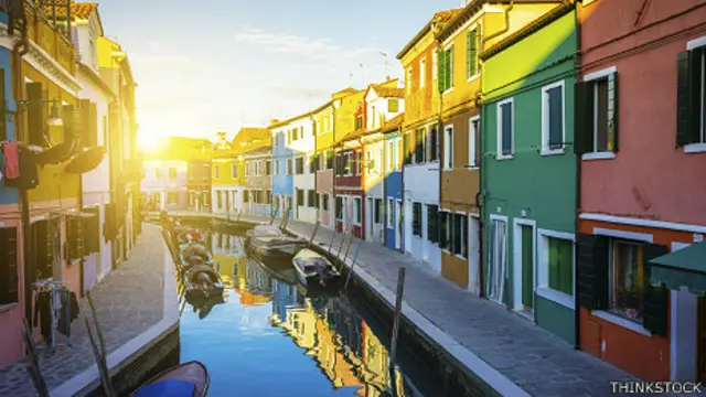 Canal con casas de colores