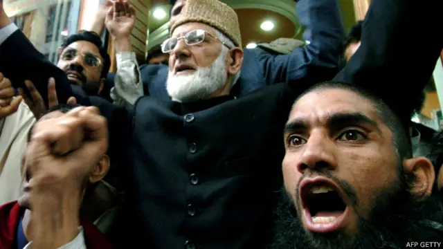 حرّیت کانفرنس کے رہنما سید علی گیلانی بذات خود دہلی جارہے ہیں مگر وہ سرتاج عزیز کے ساتھ 24 اگست کو ملاقات کریں گے