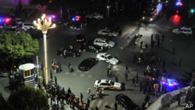 မတ်လက ကူမင်းမြို့ ဘူတာ အပြင်ဘက်မှာ တိုက်ခိုက်မှု ဖြစ်အပြီး တွေ့ရစဉ်။