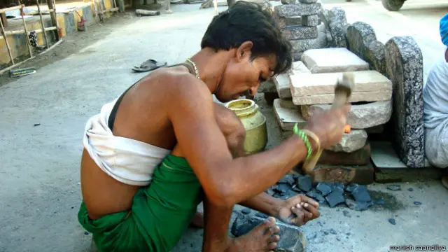 छैनी-हथौड़ी की मदद से पत्थरों का आकार देता कारीगर