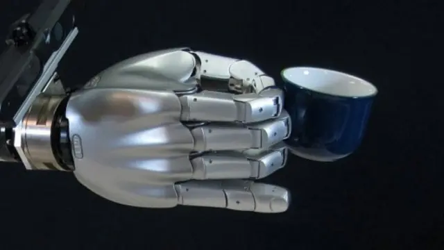 قال مطورو روبوت بوريس إنه لم يتدرب على التقاط الأجسام، بل تدرب على أن يتعلم كيف يلتقطها