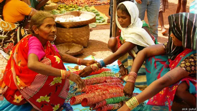 चूड़ी बेचती और चूड़ी पहनाती महिला