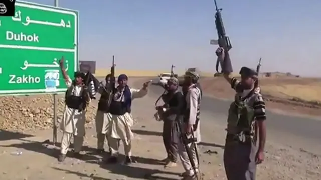 يخوض مقاتلو البيشمركة معارك ضد مسلحي تنظيم الدولة الإسلامية إلى الشرق من الموصل.