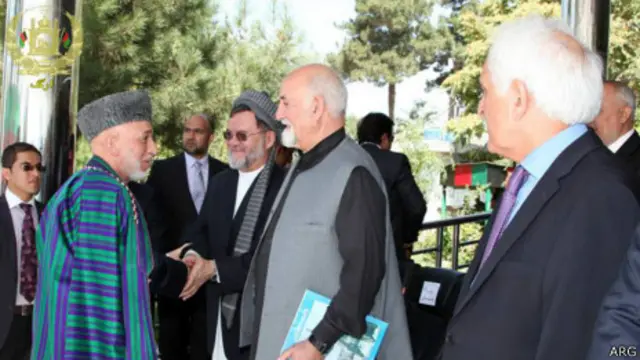 مجلس نمایندگان افغانستان آقای اسپنتا، وزیر خارجه وقت را سلب صلاحیت کرد ولی کرزی نپذیرفت