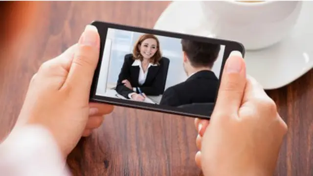 三分之一的学生是通过手机上网跟随教学的。