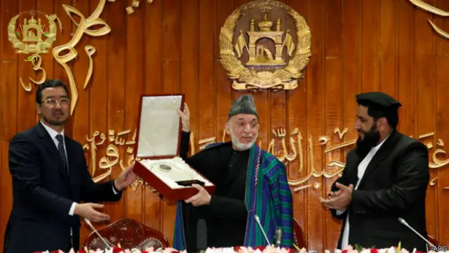 چند ماه قبل شورای ملی افغانستان از آقای کرزی به دلیل کار کردهایش تقدیر کرد