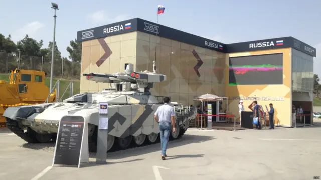 Ekspozisiyada Rusiyada istehsal olunan hərbi texnika da nümayiş olunub.