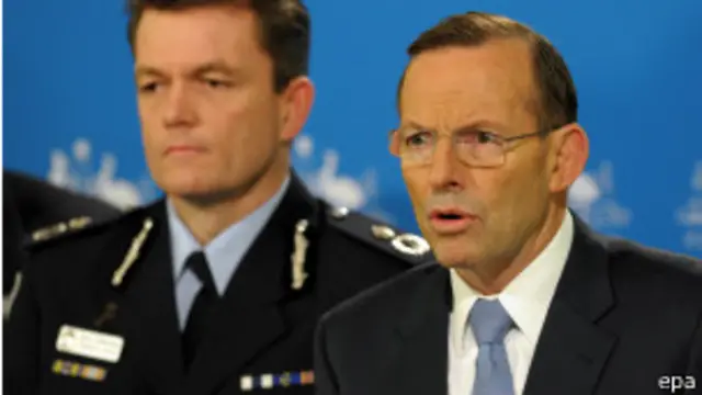 တိုနီအက်ဘော့ သတင်းမီဒီယာနဲ့ တွေ့စဉ်။