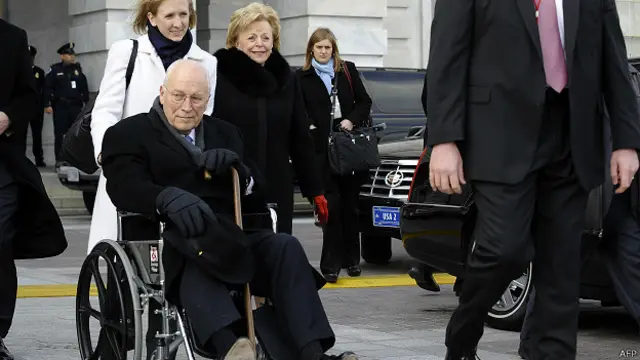 ڈک چینی کےبقول سینیٹ کی کمیٹی کی یہ باتیں سفید جھوٹ ہیں کہ سی آئی اے سیاست دانوں کو لا علم رکھتے ہوئے اپنے طور پر یہ سب کچھ کر رہی تھی