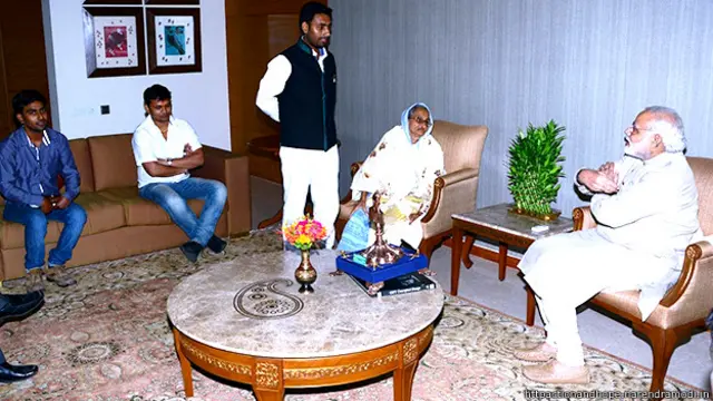 नरेंद्र मोदी से मुलाक़ात करती अब्दुल हमीद की पत्नी रसूलन बीबी