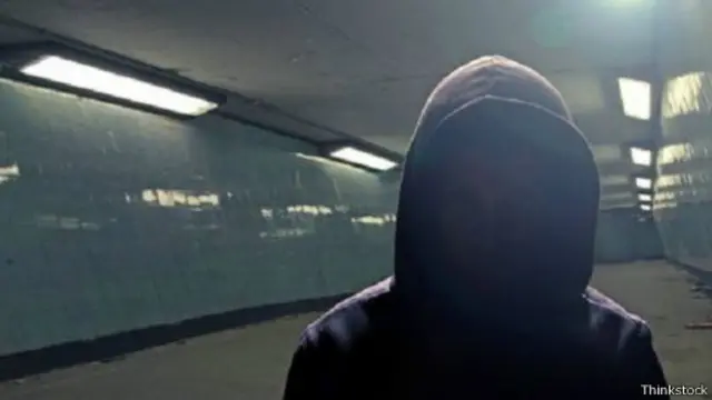 اللص يتجنب الأشخاص الذين يبدون وعياً بما يدور حولهم