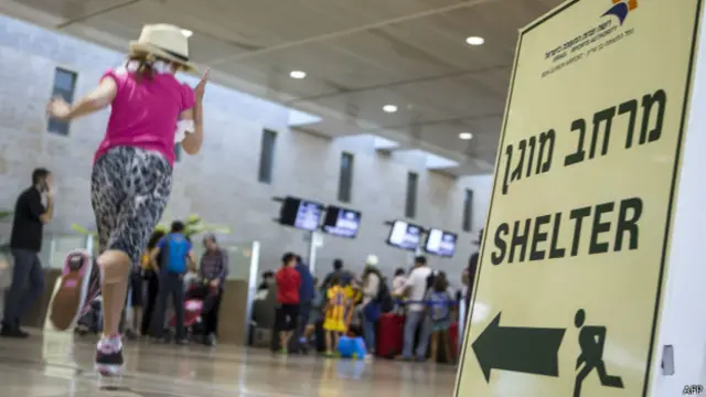 В Израиле бомбоубежища на каждом шагу - и используются довольно часто