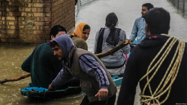 سری نگر کے علاقے بیمنا کی ہمدانیہ کالونی میں مقامی افراد ایک خاندان کو بچا کر محفوظ مقام پر لیجا رہے ہیں۔