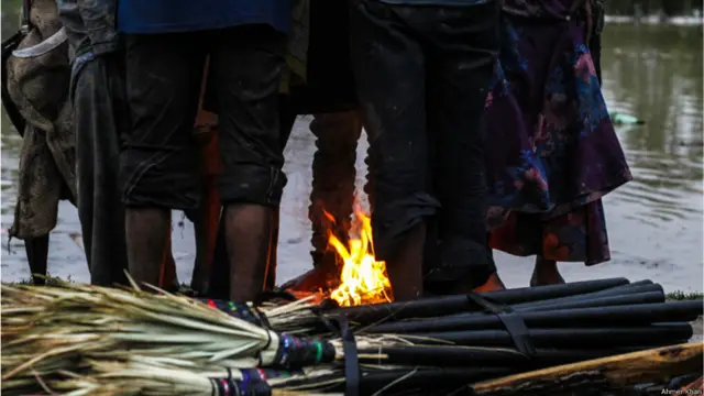 غیر مقامی افراد جو گرمیوں میں کشمیر کے علاقے میں کام کے لیے آتے ہیں سردی سے بچنے کے لیے آگ جلا رہے ہیں۔