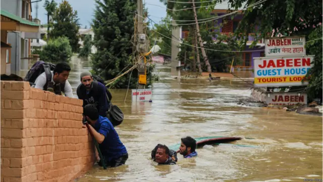 امدادی کارروائیاں اکثر مقامات پر مقامی افراد نے سرانجام دیں جو یہاں بعض لوگوں کو بچانے کی کوشش میں مصروف ہیں۔