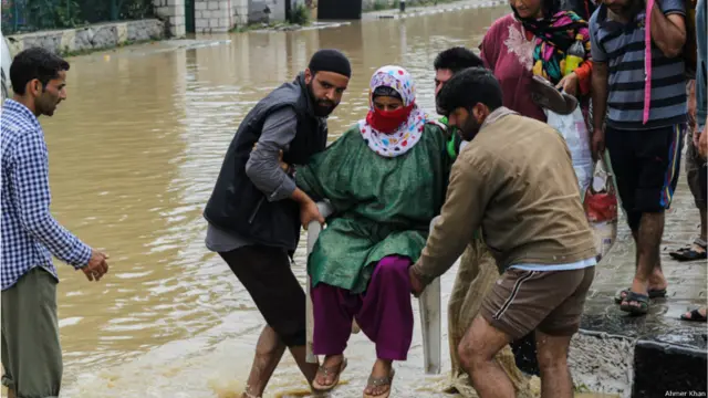 لال دید ہسپتال جو علاقے کا سب سے اہم اور بڑا زچہ اور بچہ کا ہسپتال ہے وہاں سے ایک اور بیمار خاتون کو کرسی پر بٹھا کر بچایا جا رہا ہے۔