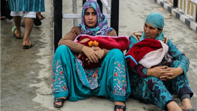 سری نگر ہی کے لال چوک کے قریب واقع لال دید ہسپتال میں خواتین پل پر بیٹھی ہیں جنہیں ان کے نومولود بچوں کے ساتھ بچایا گیا۔