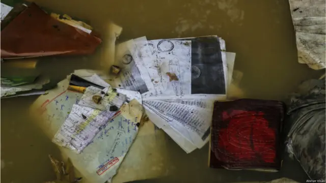 بھارت کے زیرانتظام کشمیر میں سری نگر سیلاب کے نتیجے میں بری طرح متاثر ہوا جہاں لال چوک کے قریب مقامی کچہری کے باہر عدالتی کارروائی کے کاغذات پانی میں تیر رہے ہیں۔ ہمیں یہ تصاویر ایک مقامی فوٹوگرافر احمر خان نے بھجوائیں۔